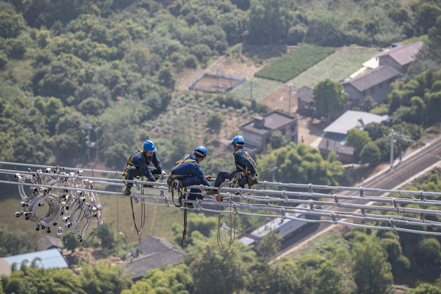 9月13日，在重慶市江津區(qū)白浙線長江大跨越施工現(xiàn)場，施工人員準(zhǔn)備進(jìn)行導(dǎo)線間隔棒安裝。黃偉攝