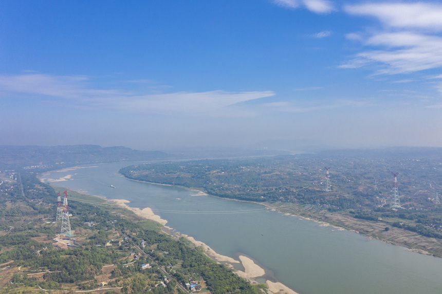 白浙線重慶段長(zhǎng)江主跨檔距1635米，是目前西南地區(qū)跨越檔距第二長(zhǎng)的輸電線路。黃偉攝