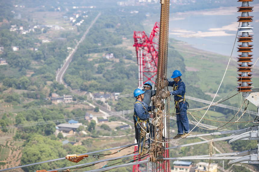9月13日，在重慶市江津區(qū)白浙線長(zhǎng)江大跨越施工現(xiàn)場(chǎng)，施工人員正在進(jìn)行導(dǎo)線附件安裝。黃偉攝