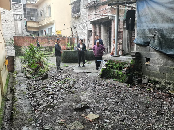 姜家鎮(zhèn)黨委書記刁維娜開展馬路辦公。姜家鎮(zhèn)供圖