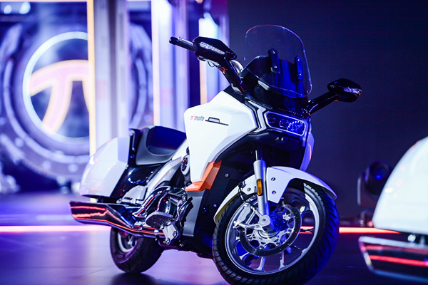 現(xiàn)場發(fā)布的新品機(jī)車。力帆科技供圖