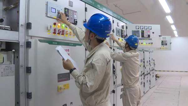 工作人員調(diào)試設(shè)備。忠縣縣委宣傳部供圖