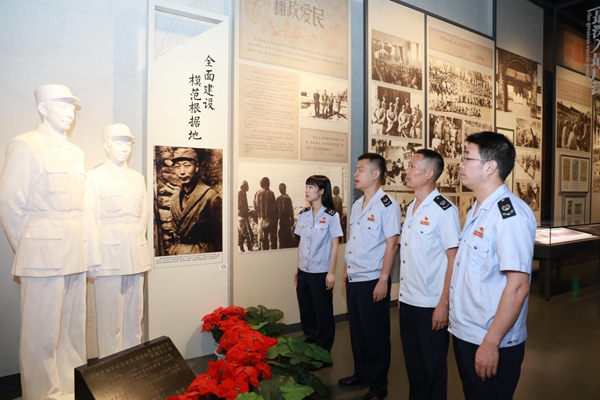 江津區(qū)稅務(wù)局黨員干部在聶榮臻元帥塑像旁學(xué)習(xí)革命故事，緬懷革命前輩。趙飛攝