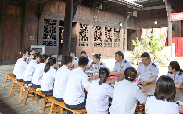 豐都縣稅務(wù)局在該縣愛國主義教育基地上專題黨課。張凌云攝