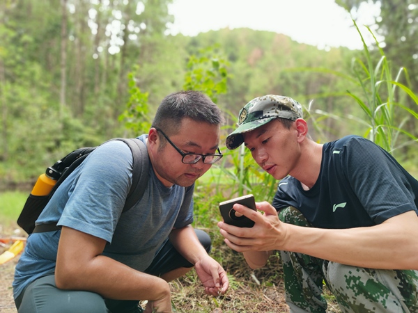 3《森林火災(zāi)后防范地質(zhì)災(zāi)害》。8月21日，萬州區(qū)燕山鄉(xiāng)突發(fā)森林火災(zāi)。26日，火場(chǎng)明火撲滅后，南江地質(zhì)隊(duì)駐守地質(zhì)隊(duì)員李華志赴火場(chǎng)隔離帶向當(dāng)?shù)孛癖私馇闆r并開展地質(zhì)災(zāi)害隱患排查。廖學(xué)海攝