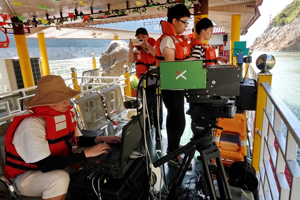 《消落區(qū)高陡巖質(zhì)岸坡高精度地質(zhì)數(shù)據(jù)采集》8月上旬，重慶地研院地理信息遙感技術(shù)人員運(yùn)用高光譜測(cè)繪儀器，乘船在瞿塘峽危巖底部掃描采集地質(zhì)數(shù)據(jù)，獲取危巖地質(zhì)構(gòu)造和地層巖性信息。楊勇攝