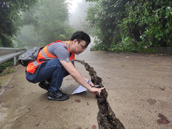 《這個(gè)裂縫有點(diǎn)寬》。6月28日，開州區(qū)郭家鎮(zhèn)袁家?guī)r滑坡發(fā)生險(xiǎn)情，南江地質(zhì)隊(duì)地質(zhì)隊(duì)員魏來趕赴現(xiàn)場(chǎng)調(diào)查滑坡變形特征。廖學(xué)海攝