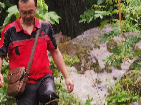 《暴雨來得猝不及防》。2021年6月17日，南江地質(zhì)隊駐守地質(zhì)隊員李清山在開州區(qū)敦好鎮(zhèn)云門村9組大山危巖排查時突遇暴雨；雖然大雨模糊了視線，地質(zhì)隊員們?nèi)郧靶性谂挪榈穆飞稀Ｌ其J攝