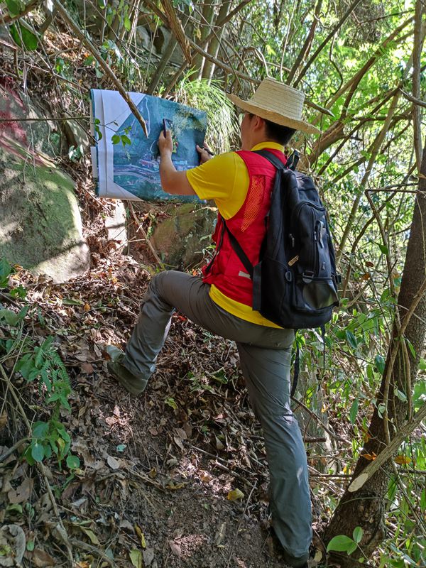 《獅子壩危巖調(diào)查照片》。8月20日，為應(yīng)對即將到來的強(qiáng)降雨，重慶地研院九所駐守地質(zhì)隊(duì)員李書林頂著酷暑、穿越荊棘對萬州區(qū)恒合土家族鄉(xiāng)高風(fēng)險(xiǎn)群測群防點(diǎn)獅子壩危巖開展詳細(xì)調(diào)查工作，為合理劃定高風(fēng)險(xiǎn)區(qū)范圍和雨前準(zhǔn)確撤離受威脅人員做前期地質(zhì)資料準(zhǔn)備。唐道勇攝