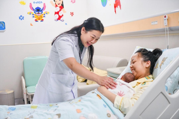 新生兒科副主任韋紅教授床旁查看和指導(dǎo)。鄒樂攝