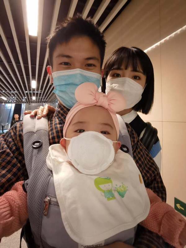 ?康復(fù)出院后的“可樂”一家重展笑顏。受訪者供圖