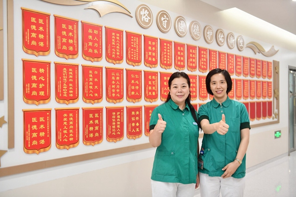 ?一面面錦旗背后，是患兒家長對新生兒科醫(yī)護(hù)人員的肯定，更是一種激勵(lì)。鄒樂攝