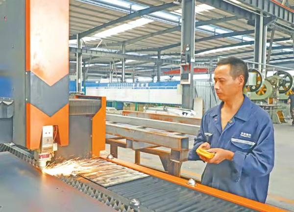 激光切割機切割汽車配件原材料。廣安市委宣傳部供圖