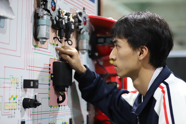 學(xué)生進(jìn)行實(shí)操訓(xùn)練。璧山職業(yè)教育中心供圖