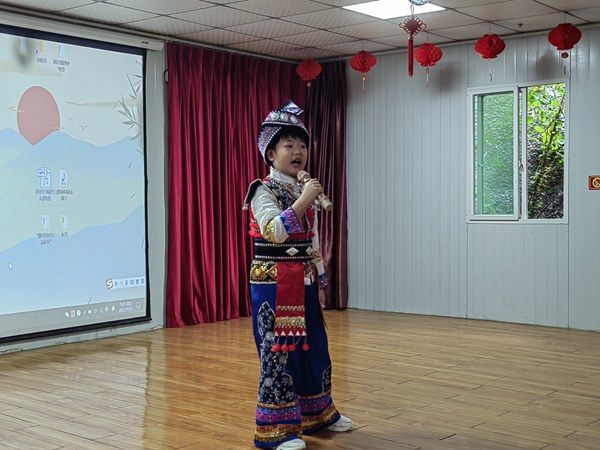 歌曲表演《土巴格里人》。王瓊攝