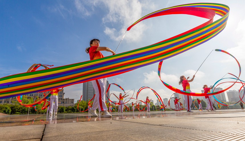 人們在南川區(qū)市民廣場舞龍健身。瞿明斌攝