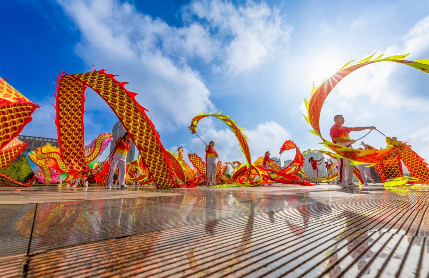 人們在南川區(qū)市民廣場舞龍健身。瞿明斌攝