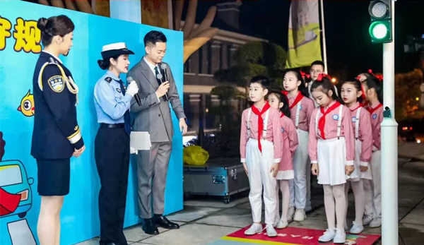 學(xué)生們實(shí)景學(xué)習(xí)交通安全知識(shí)。公安部交通管理局供圖