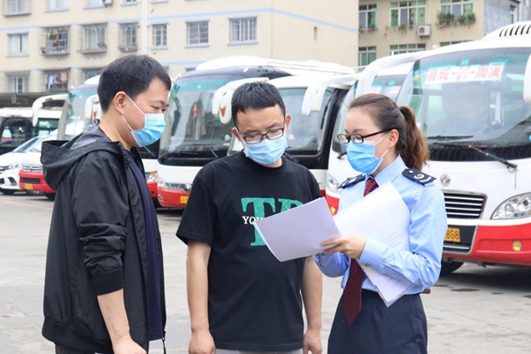 城口縣稅務(wù)人員走訪轄區(qū)交通企業(yè)，宣傳社保緩繳政策。廖欣玥攝