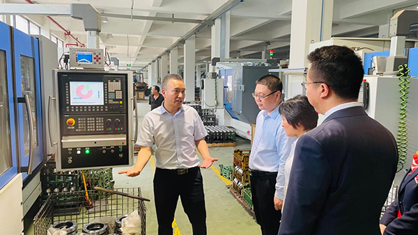 重慶農(nóng)商行工作人員到西部（重慶）科學城江津園區(qū)工業(yè)企業(yè)走訪調(diào)研。重慶農(nóng)商行供圖