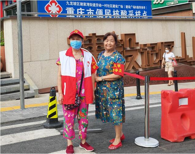 雷澤英和劉慶渝老人。勞動(dòng)一村社區(qū)供圖