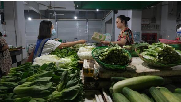 垃圾分類指導(dǎo)員在講解分類知識(shí)。勞動(dòng)一村社區(qū)供圖