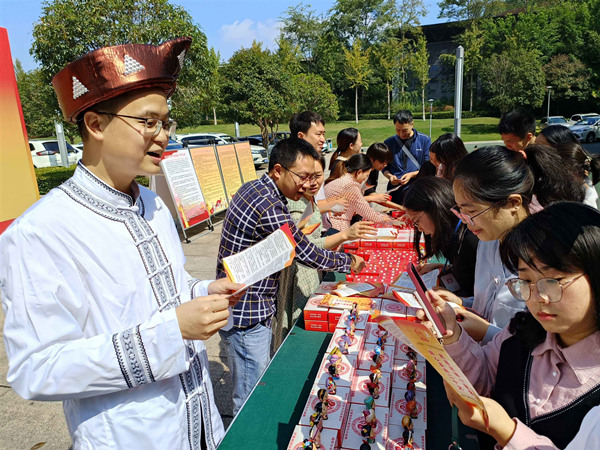 工作人員向群眾講解民族政策。江津區(qū)委統(tǒng)戰(zhàn)部供圖