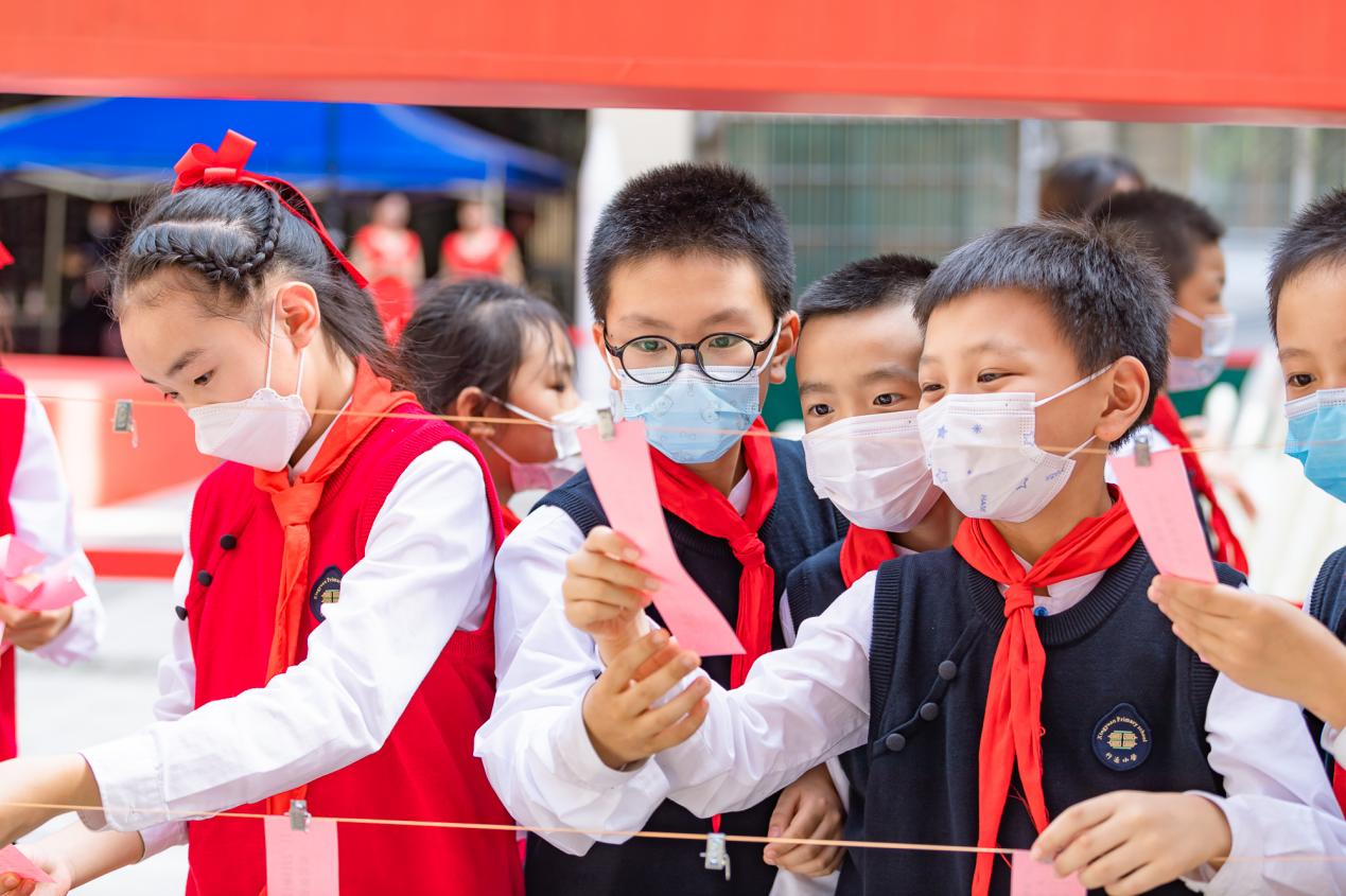 學(xué)生們踴躍答題。陳文森攝