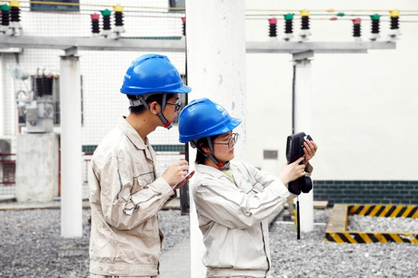 國(guó)網(wǎng)重慶電力員工在巫山110千伏涇渭變電站開(kāi)展設(shè)備特巡。尹瑤瑤攝