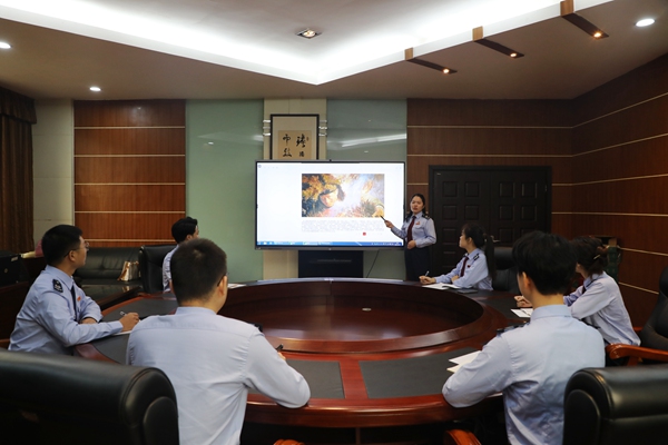 銅梁區(qū)稅務(wù)局組織新入職稅務(wù)人員線(xiàn)上參觀邱少云烈士紀(jì)念館。 殷淑雅攝