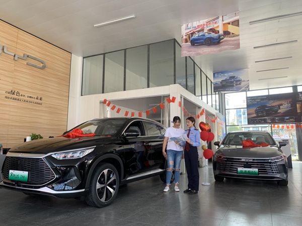 重慶市大足區(qū)稅務(wù)局“青年講師團(tuán)”走進(jìn)汽車銷售中心，為購車者講解新能源汽車車購稅減免政策。蔡茂元攝