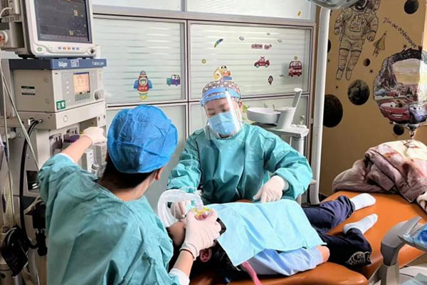 智能化疼痛閾值監(jiān)測下，計(jì)算機(jī)精準(zhǔn)輔助靶控靜脈麻醉藥物。重醫(yī)附屬口腔醫(yī)院供圖