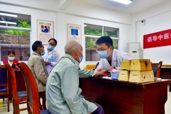 為老人把脈問診。陶涵攝