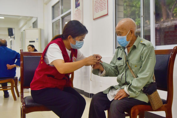 為老人剪指甲。陶涵攝