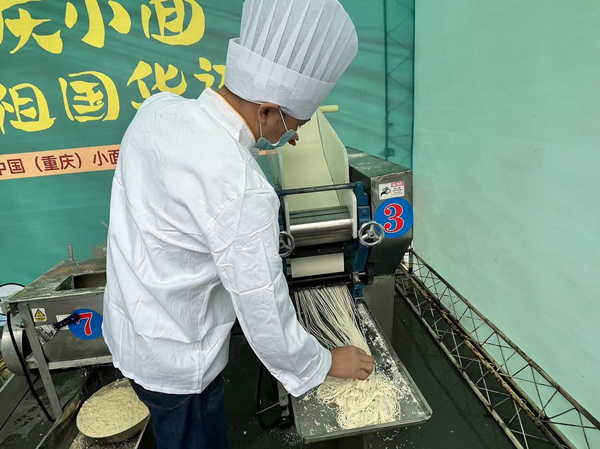 小面節(jié)上現(xiàn)場展示制作云陽鮮面。蔣海濤攝