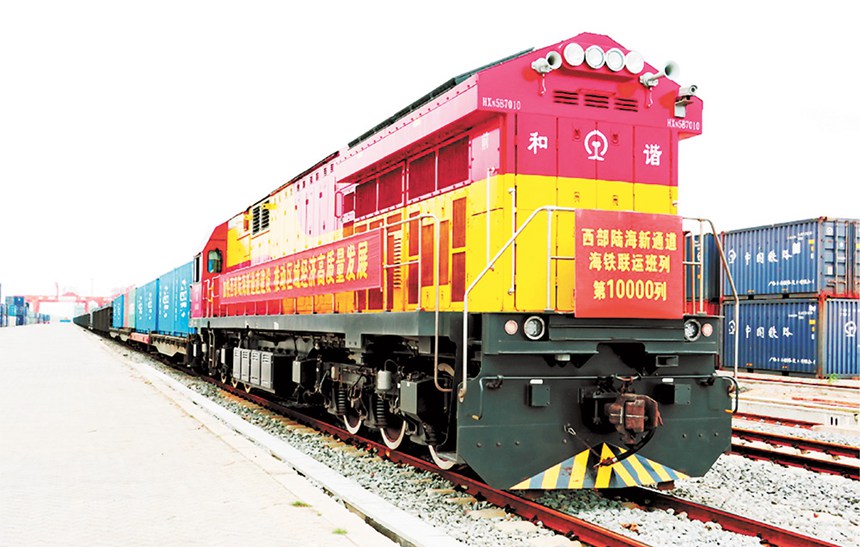 打造以重慶市為運(yùn)營(yíng)中心、對(duì)接共建“一帶一路”的西部陸海新通道，有效縮減出海時(shí)間，形成我國(guó)西部?jī)?nèi)陸地區(qū)新的出海骨干通道。圖為二○二一年四月二十八日，西部陸海新通道海鐵聯(lián)運(yùn)班列累計(jì)開(kāi)行第一萬(wàn)列。