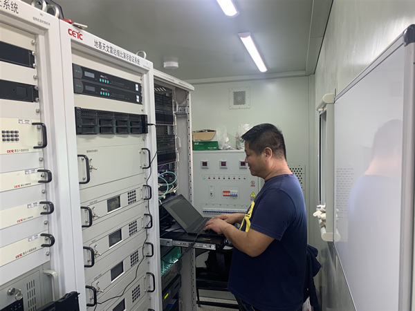 向寅正在中央控制方艙內(nèi)加班工作。趙鵬攝