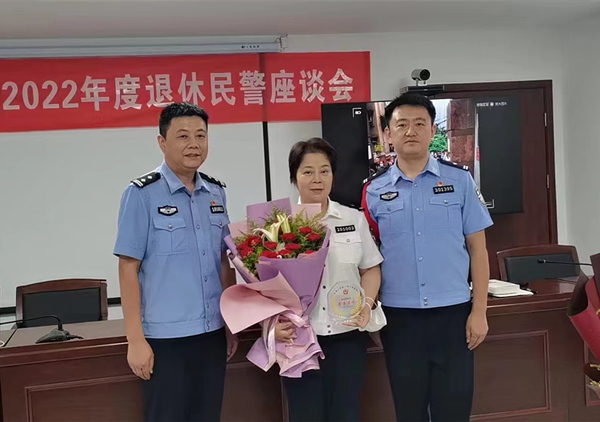 10月9日，同事為李巧莉舉行歡送會。渝中區(qū)公安分局供圖