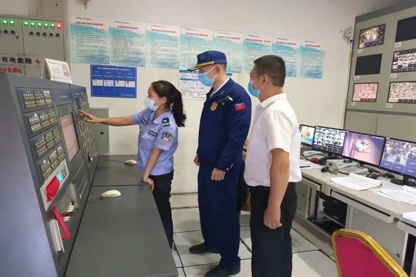 檢查指導現(xiàn)場。渝北區(qū)消防救援支隊供圖