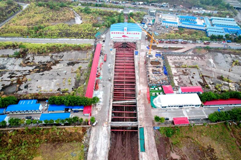 城軌快線15號線二期禮學路站施工現場。重慶交通開投集團供圖