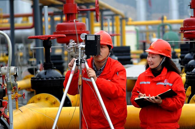 涪陵頁巖氣田員工開展節(jié)能監(jiān)測工作。涪陵頁巖氣公司供圖