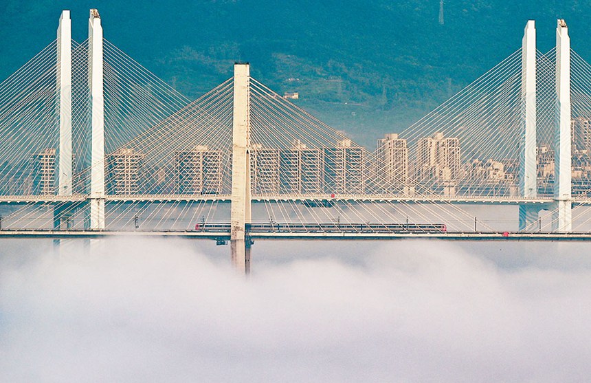 蔡家嘉陵江大橋和蔡家軌道大橋被霧氣籠罩，宛如仙境。首席記者 龍帆 攝/視覺重慶