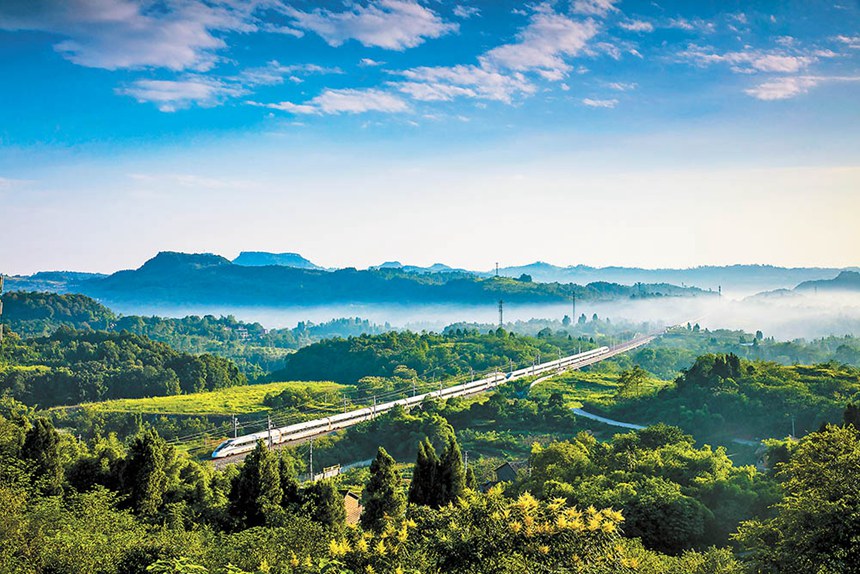 渝萬鐵路長壽高峰村段，動車在晨曦中疾馳而過。李炎 攝