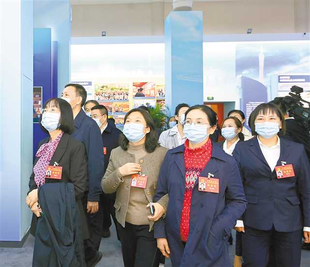 10月17日晚，重慶市代表團參觀“奮進新時代”主題成就展。記者 蘇思 攝/視覺重慶