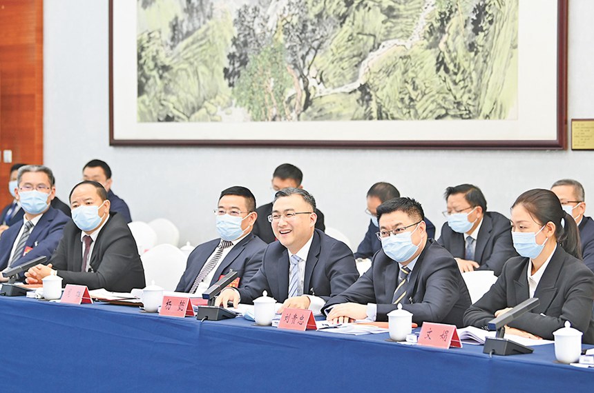 10月17日，重慶市代表團(tuán)舉行全體會議討論黨的二十大報告。上圖均為代表在進(jìn)行熱烈討論。記者 蘇思 攝/視覺重慶