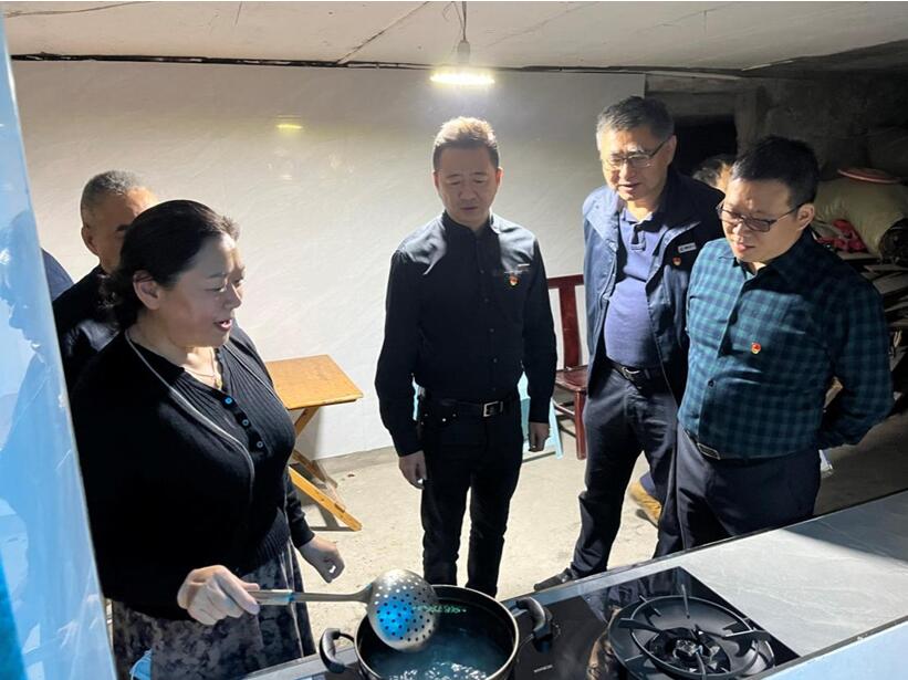 項(xiàng)目組到居民家中實(shí)地了解天然氣使用情況。張瓊丹攝