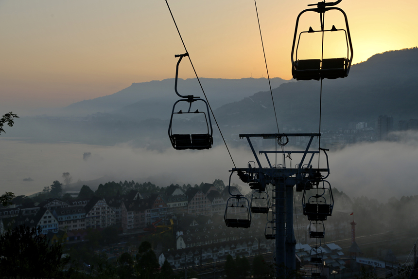 10月19日，重慶涪陵長江邊出現(xiàn)平流霧景觀。楊孝永攝