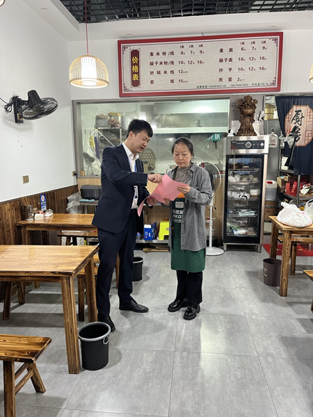 重慶三峽銀行綦江支行為個體工商戶宣傳該行信貸優(yōu)惠政策。重慶三峽銀行 供圖