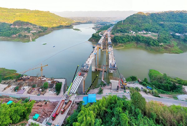 龍?zhí)稖洗髽蛉?。余鴻攝