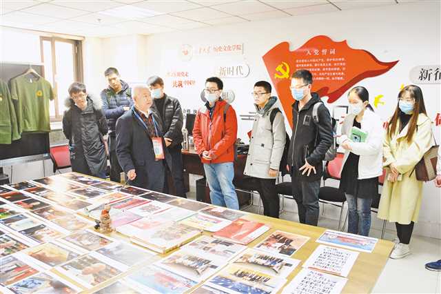 紅巖烈士夏惠祿的長(zhǎng)子夏吉演自籌資金創(chuàng)辦的“紅巖魂展廳”吸引了不少觀眾參觀。(受訪者供圖)